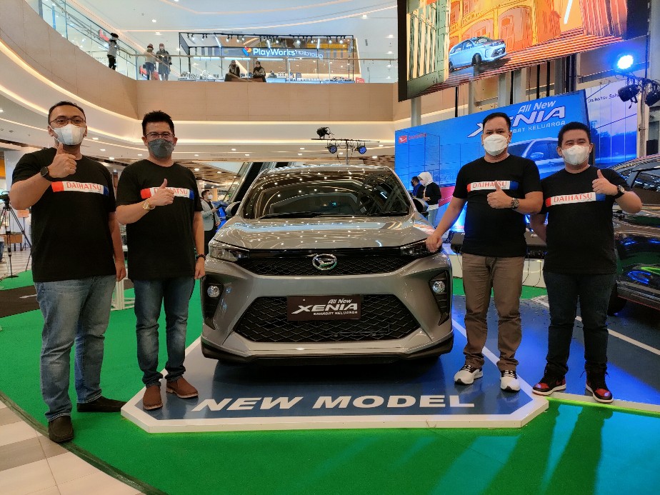 (kiri-kanan) Service Manager Daihatsu Pekanbaru, Yogie Pratama, Kacab PT Astra International Tbk-Daihatsu Cabang Pekanbaru Sudirman, Saulius Farlyan, Kacab PT Capella Medan Cabang Pekanbaru, M Yusuf dan Kacab Daihatsu Cabang Pekanbaru Panam, Subono Lot To saat launching All New Xenia di atrium Living World Pekanbaru, Senin (15/11/2021). Foto Ist